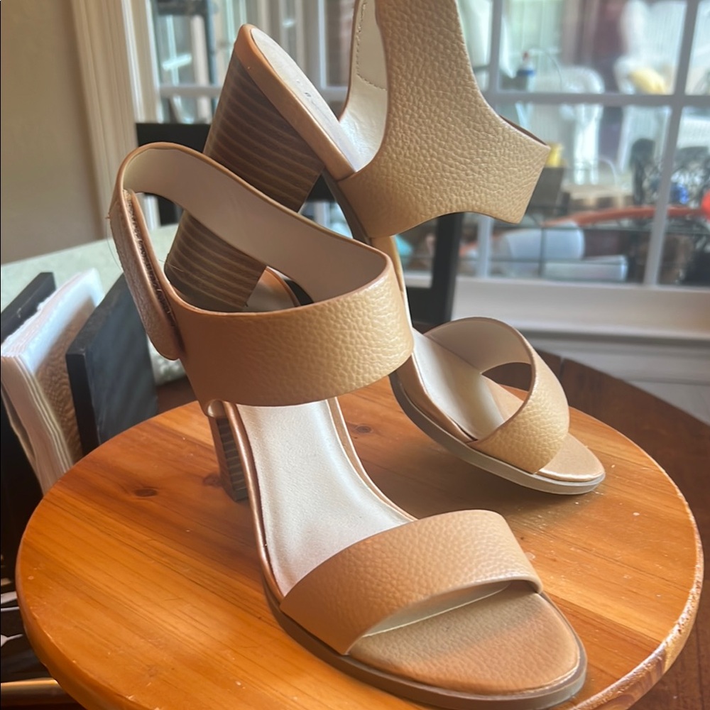Simply Vera Vera Wang Tan Heels with Block Heel